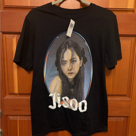 Black Pink Jisoo Graphic T-Shirt with Portrait Design - Picture 1 of 3